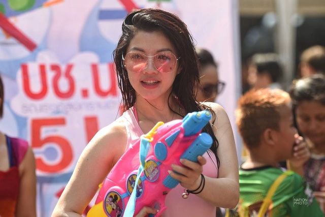 (ภาพชุด) สงกรานต์ถนนสีลม วันสุดท้าย