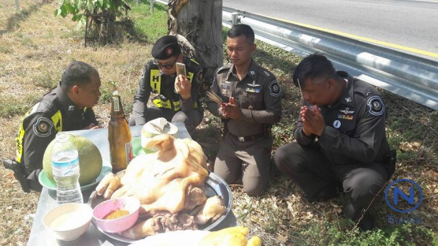 ตร.ทางหลวงเซ่นไหว้เจ้าที่-ชาวบ้านเชื่อลดอุบัติเหตุช่วงสงกรานต์