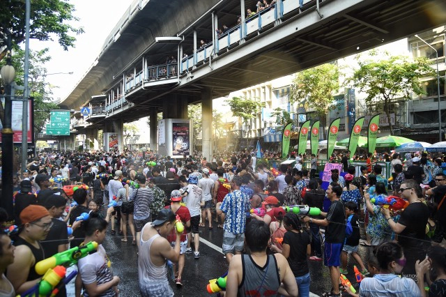 (ภาพชุด) สงกรานต์ถนนสีลม วันสุดท้าย