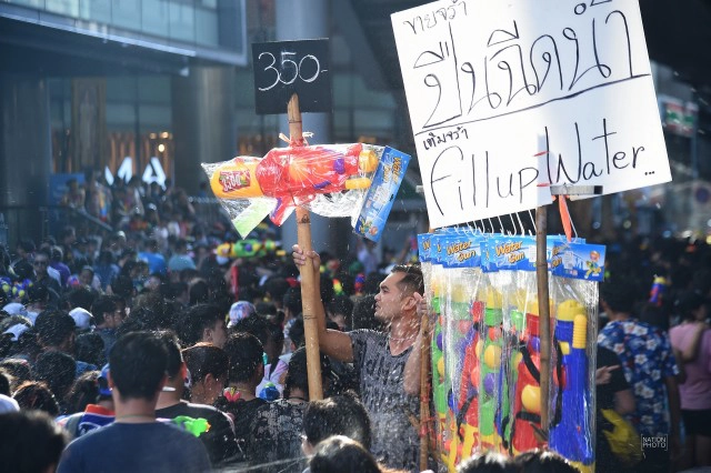 (ภาพชุด) สงกรานต์ถนนสีลม วันสุดท้าย