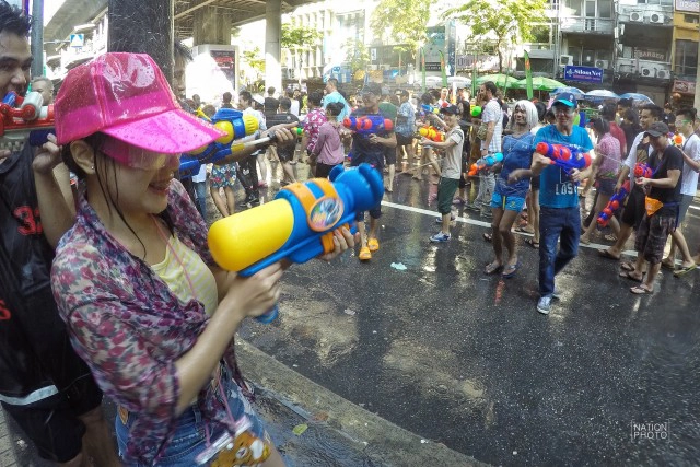 (ภาพชุด) สงกรานต์ถนนสีลม วันสุดท้าย