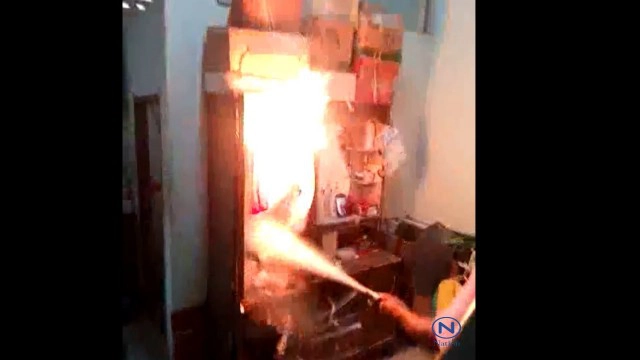 ผวาหนัก!
ไฟปริศนาลุกถี่-หนักขึ้้น
ไหม้ตู้เสื้อผ้า-โต๊ะเตารีด จะๆ ขณะสื่อไปทำข่าว