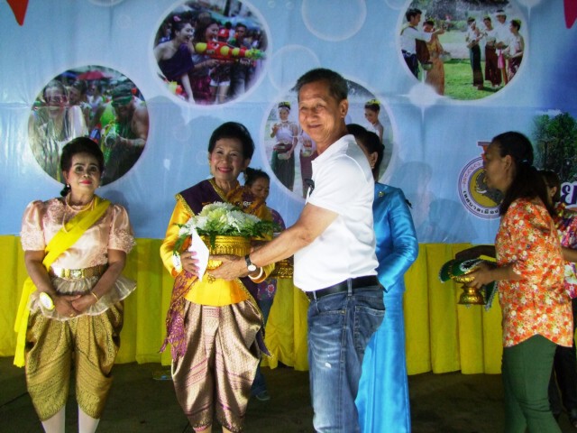 สวยไม่สร่าง... สาวงามสูงวัย อายุ 71 ปี คว้ารางวัล "ธิดาวัยทอง งานสงกรานต์"
