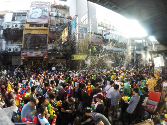 (ภาพชุด) สงกรานต์ถนนสีลม วันสุดท้าย