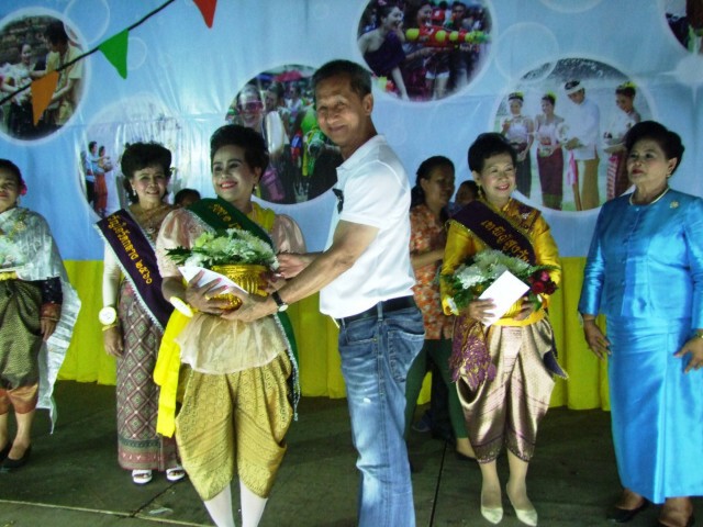 สวยไม่สร่าง... สาวงามสูงวัย อายุ 71 ปี คว้ารางวัล "ธิดาวัยทอง งานสงกรานต์"