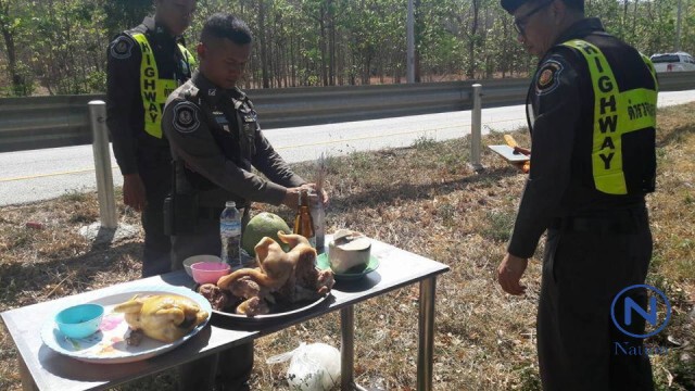 ตร.ทางหลวงเซ่นไหว้เจ้าที่-ชาวบ้านเชื่อลดอุบัติเหตุช่วงสงกรานต์