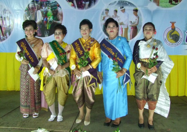 สวยไม่สร่าง... สาวงามสูงวัย อายุ 71 ปี คว้ารางวัล "ธิดาวัยทอง งานสงกรานต์"