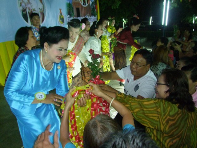 สวยไม่สร่าง... สาวงามสูงวัย อายุ 71 ปี คว้ารางวัล "ธิดาวัยทอง งานสงกรานต์"