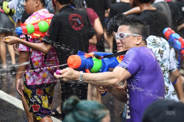 (ภาพชุด) สงกรานต์ถนนสีลม วันสุดท้าย