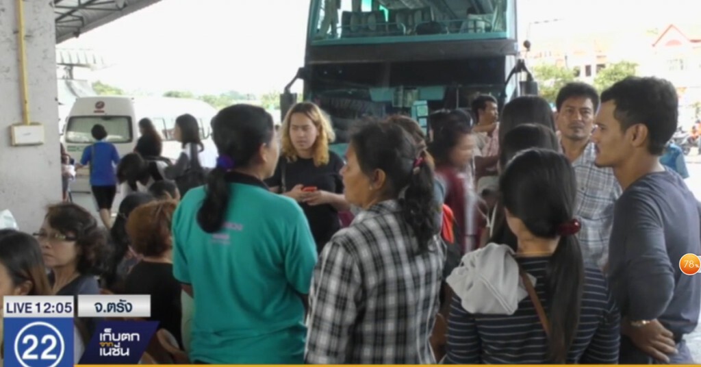 สถานีขนส่งตรัง คนหนาแน่น เตรียมทยอยเดินทางกลับ สถานีขนส่งตรัง คนหนาแน่น เตรียมทยอยเดินทางกลับ