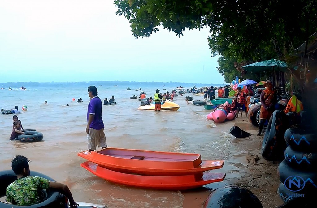 นักท่องเที่ยวเล่นน้ำสงกรานต์ 2 แห่งคึกคักทำเงินสะพัดวันละ 10 ล้านบาท