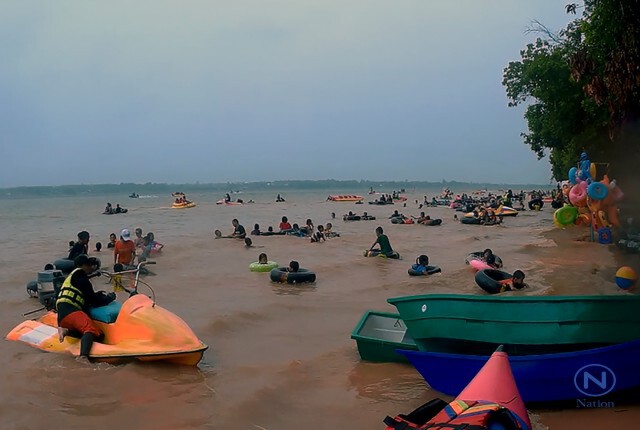 นักท่องเที่ยวเล่นน้ำสงกรานต์ 2 แห่งคึกคักทำเงินสะพัดวันละ 10 ล้านบาท