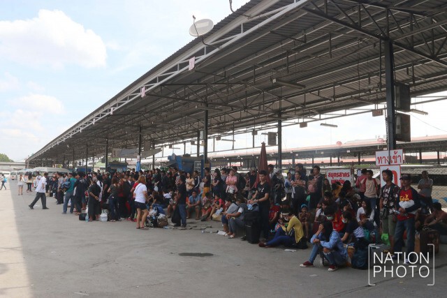 แน่นสถานีหมอชิต! ปชช.เริ่มเดินทางกลับบ้านหลังหมดเทศกาลสงกรานต์(ภาพชุด)