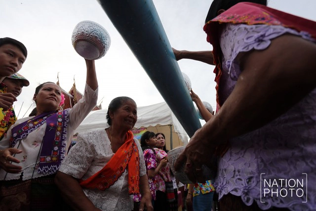 สรงน้ำพระผ่านรางน้ำ 
สงกรานต์ไทยรามัญ