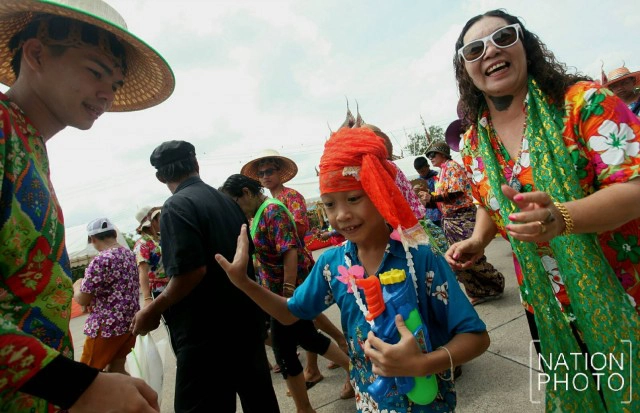 ชาวไทยเชื้อสายมอญ ร่วมแห่พระโพธิสัตว์ สืบสานประเพณีสงกรานต์ไทยรามัญ