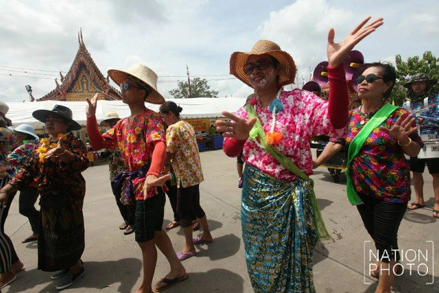 ชาวไทยเชื้อสายมอญ ร่วมแห่พระโพธิสัตว์ สืบสานประเพณีสงกรานต์ไทยรามัญ