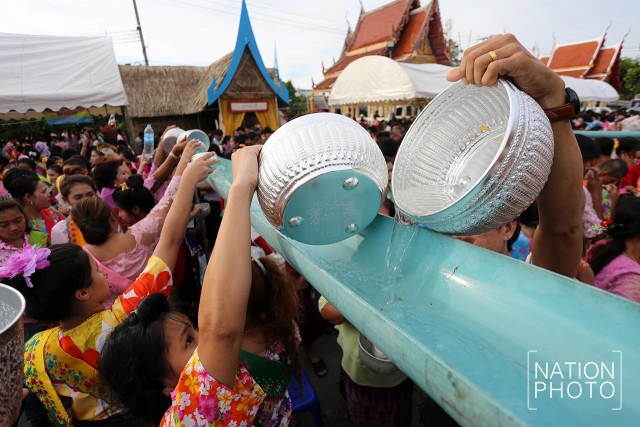สรงน้ำพระผ่านรางน้ำ 
สงกรานต์ไทยรามัญ
