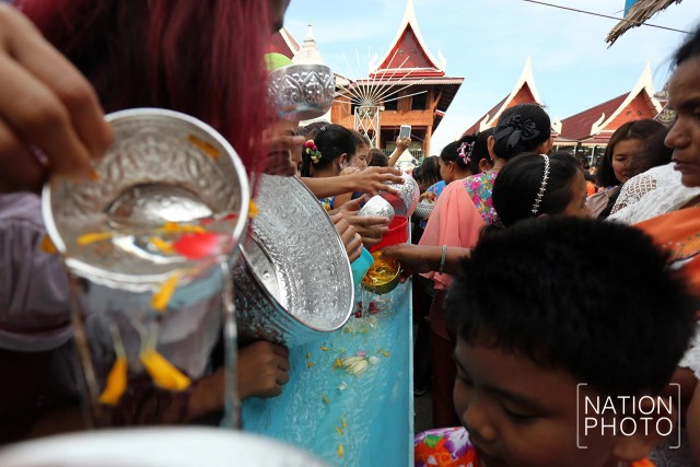 สรงน้ำพระผ่านรางน้ำ 
สงกรานต์ไทยรามัญ