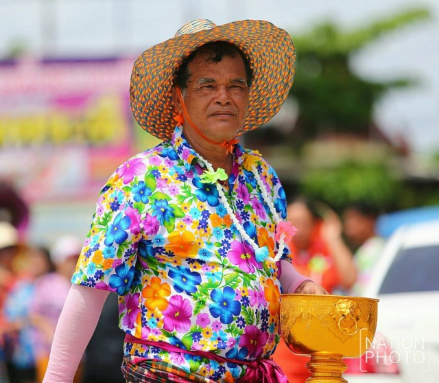 ชาวไทยเชื้อสายมอญ ร่วมแห่พระโพธิสัตว์ สืบสานประเพณีสงกรานต์ไทยรามัญ