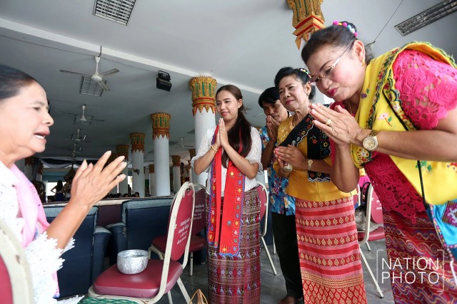 สรงน้ำพระผ่านรางน้ำ 
สงกรานต์ไทยรามัญ