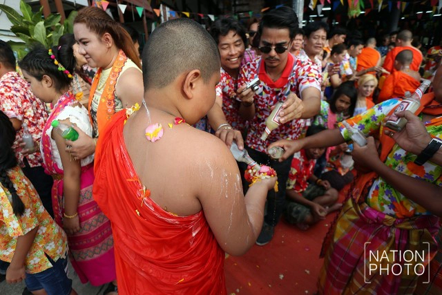 สรงน้ำพระผ่านรางน้ำ 
สงกรานต์ไทยรามัญ