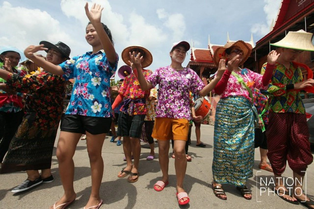 ชาวไทยเชื้อสายมอญ ร่วมแห่พระโพธิสัตว์ สืบสานประเพณีสงกรานต์ไทยรามัญ