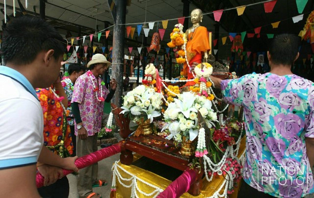 ชาวไทยเชื้อสายมอญ ร่วมแห่พระโพธิสัตว์ สืบสานประเพณีสงกรานต์ไทยรามัญ