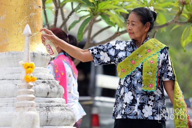 สรงน้ำพระผ่านรางน้ำ 
สงกรานต์ไทยรามัญ