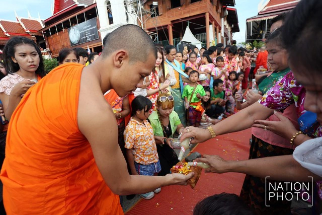 สรงน้ำพระผ่านรางน้ำ 
สงกรานต์ไทยรามัญ