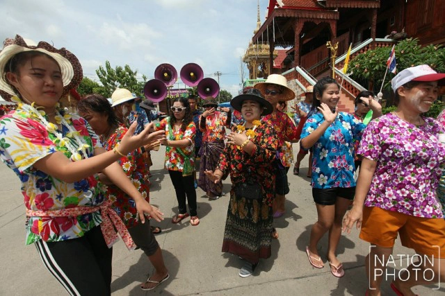 ชาวไทยเชื้อสายมอญ ร่วมแห่พระโพธิสัตว์ สืบสานประเพณีสงกรานต์ไทยรามัญ
