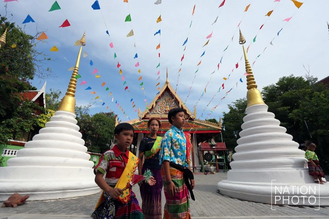 สรงน้ำพระผ่านรางน้ำ 
สงกรานต์ไทยรามัญ