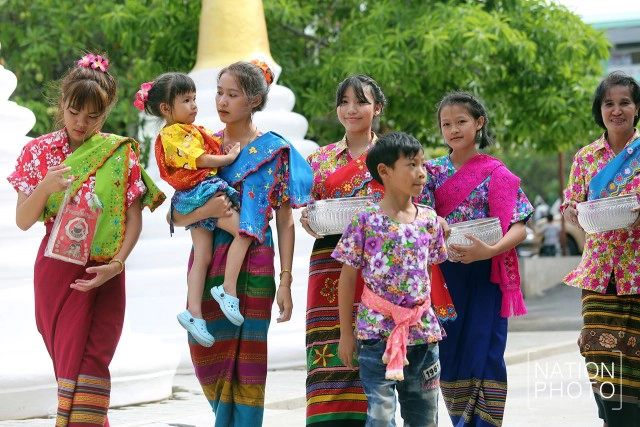 สรงน้ำพระผ่านรางน้ำ 
สงกรานต์ไทยรามัญ
