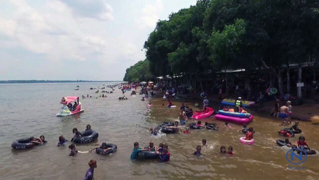 นักท่องเที่ยวเล่นน้ำสงกรานต์ 2 แห่งคึกคักทำเงินสะพัดวันละ 10 ล้านบาท