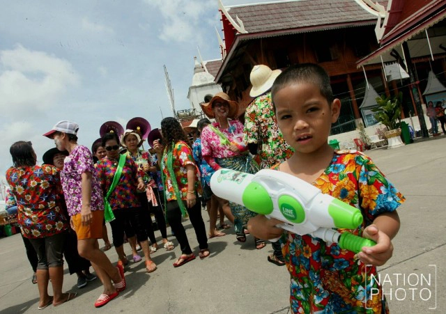 ชาวไทยเชื้อสายมอญ ร่วมแห่พระโพธิสัตว์ สืบสานประเพณีสงกรานต์ไทยรามัญ