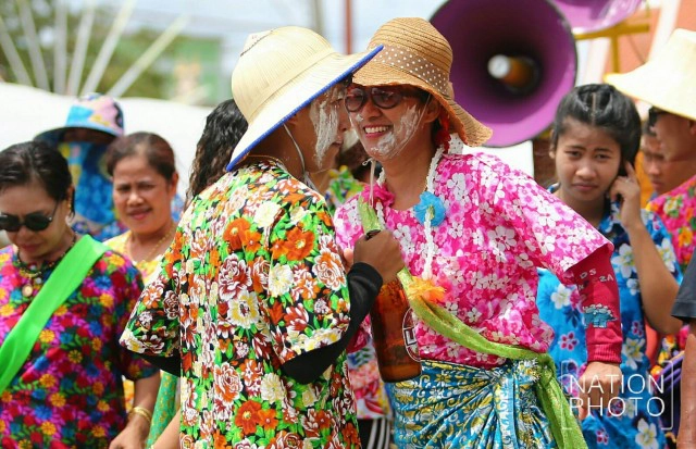 ชาวไทยเชื้อสายมอญ ร่วมแห่พระโพธิสัตว์ สืบสานประเพณีสงกรานต์ไทยรามัญ