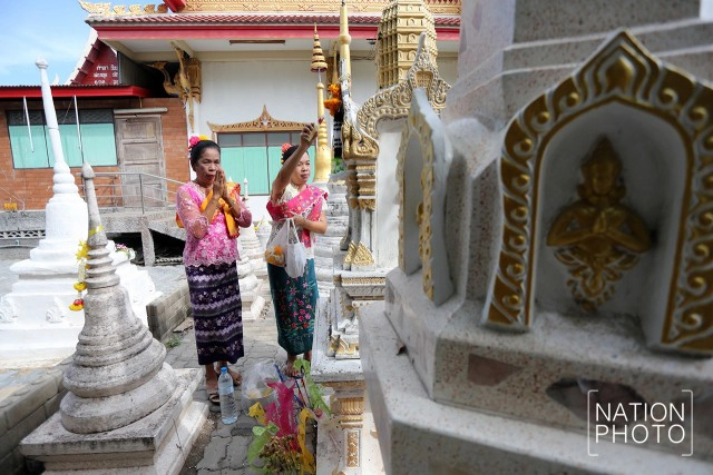สรงน้ำพระผ่านรางน้ำ 
สงกรานต์ไทยรามัญ
