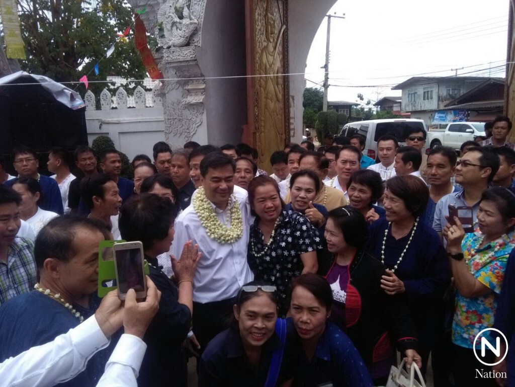 "อภิสิทธิ์" ขึ้นเหนือทำบุญที่ลำปาง ประชาชนแห่ต้อนรับอย่างอบอุ่น "อภิสิทธิ์" ขึ้นเหนือทำบุญที่ลำปาง ประชาชนแห่ต้อนรับอย่างอบอุ่น
