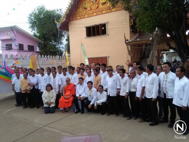 "อภิสิทธิ์" ขึ้นเหนือทำบุญที่ลำปาง ประชาชนแห่ต้อนรับอย่างอบอุ่น