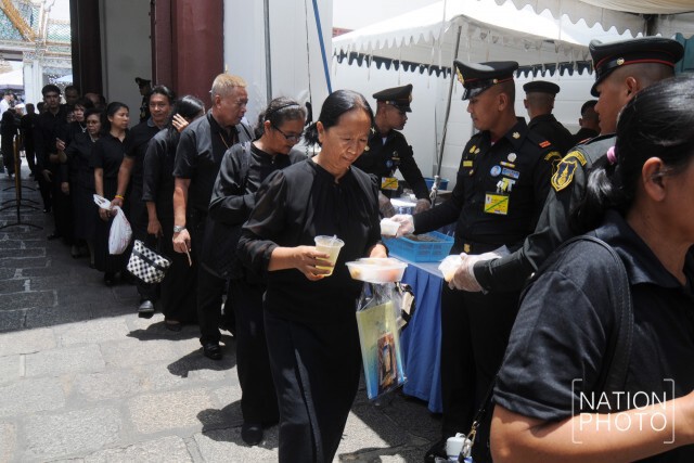 สมเด็จพระเจ้าอยู่หัว โปรดเกล้าฯ พระราชทานอาหาร  และน้ำดื่มแก่ปชช.บริเวณประตูศรีสุนทร