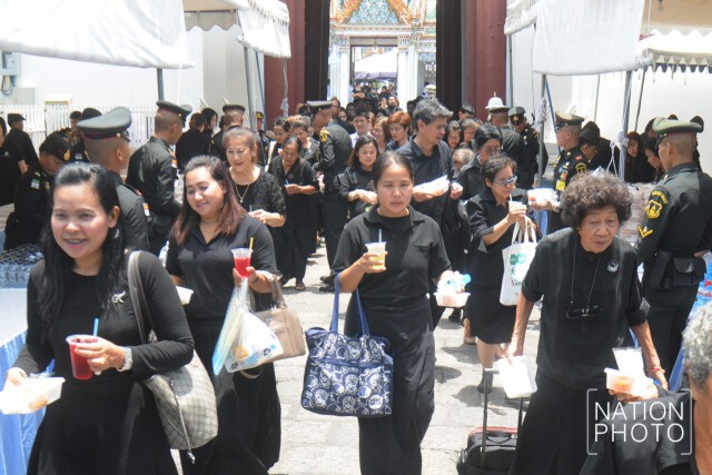 สมเด็จพระเจ้าอยู่หัว โปรดเกล้าฯ พระราชทานอาหาร  และน้ำดื่มแก่ปชช.บริเวณประตูศรีสุนทร