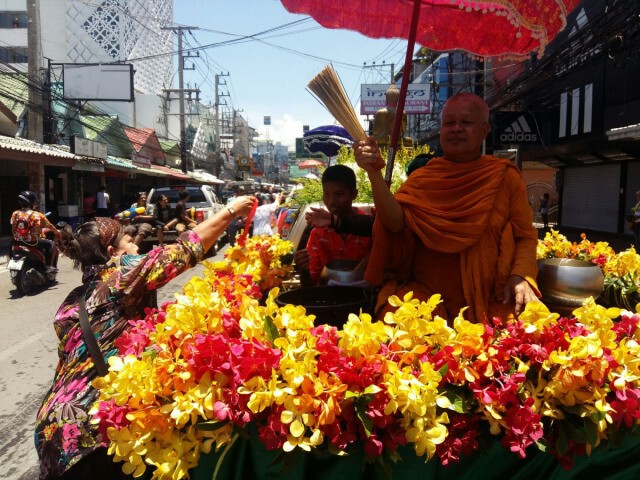 คลื่นมหาชนนับแสนทะลัก! ร่วมเล่นน้ำ "วันไหลพัทยา"