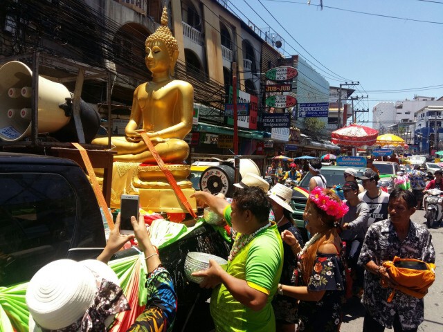 คลื่นมหาชนนับแสนทะลัก! ร่วมเล่นน้ำ "วันไหลพัทยา"