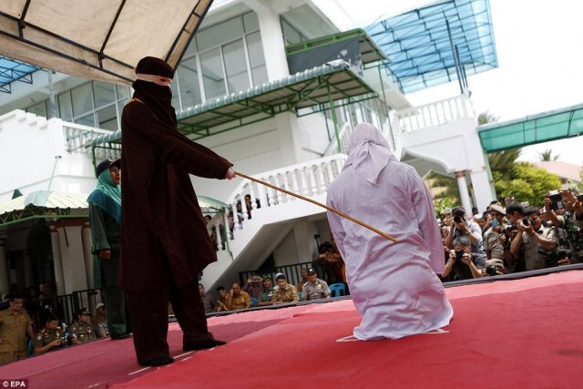 ผิดกฎต้องห้าม!! "คู่รักชาวอินโด" ถูกเฆี่ยนด้วยหวาย 25 ทีเพราะมีเซ็กซ์ก่อนแต่ง