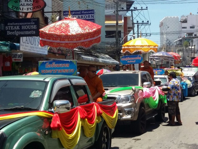 คลื่นมหาชนนับแสนทะลัก! ร่วมเล่นน้ำ "วันไหลพัทยา"