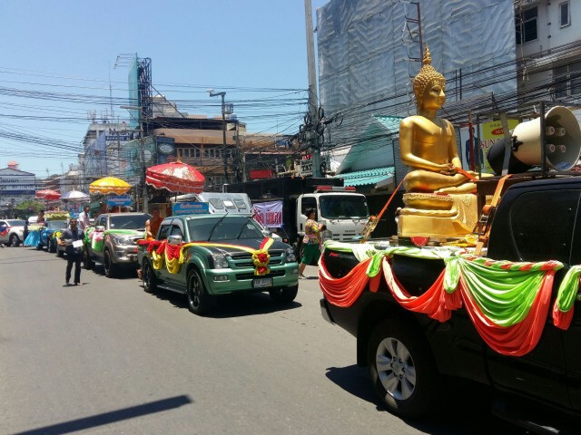 คลื่นมหาชนนับแสนทะลัก! ร่วมเล่นน้ำ "วันไหลพัทยา"