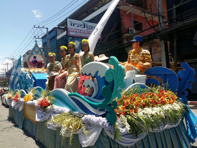 คลื่นมหาชนนับแสนทะลัก! ร่วมเล่นน้ำ "วันไหลพัทยา"
