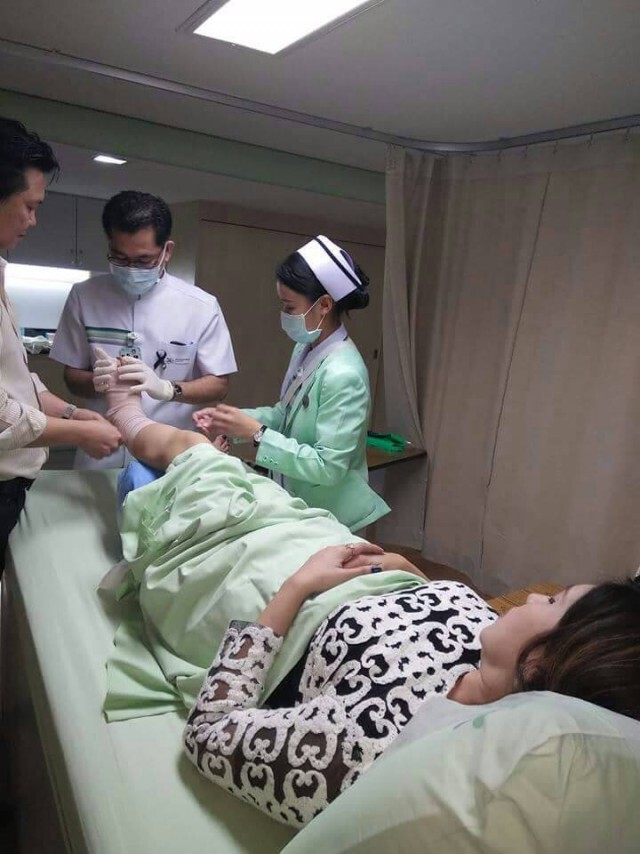"เอ้ ชุติมา" เอ็นข้อเท้าฉีก
สปิริทแรง ถอดเฝือกเองเพราะต้องทำงานที่รับไว้