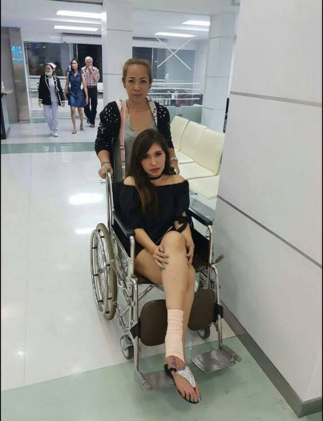 "เอ้ ชุติมา" เอ็นข้อเท้าฉีก
สปิริทแรง ถอดเฝือกเองเพราะต้องทำงานที่รับไว้