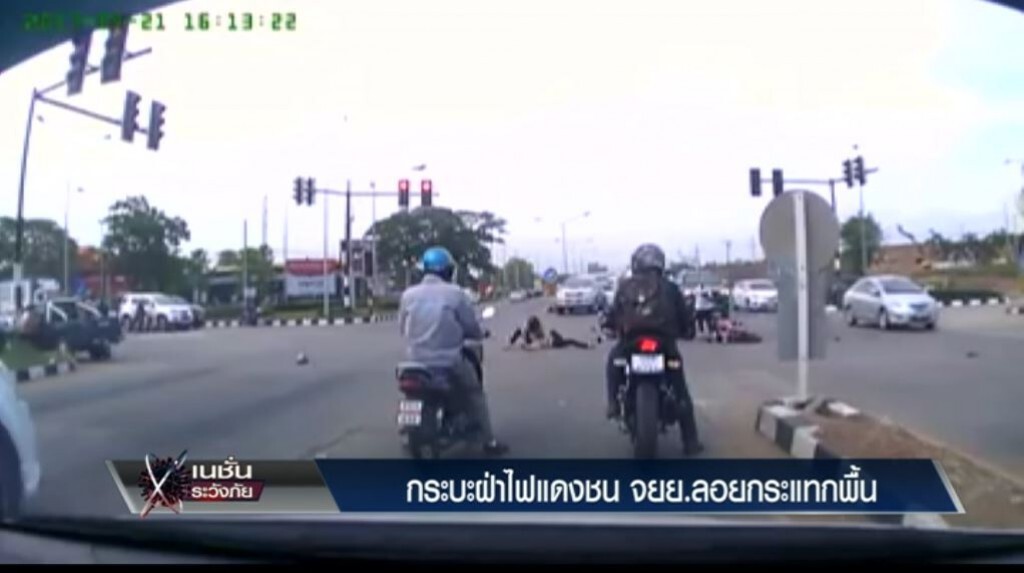 เก็บตกทั่วไทย 21-4-60 (2) กระบะฝ่าไฟเเดง ชน จยย. เก็บตกทั่วไทย 21-4-60 (2) กระบะฝ่าไฟเเดง ชน จยย.