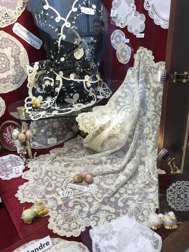 LACE (เลซ) ลูกไม้ (ที่หล่นไกลต้น)